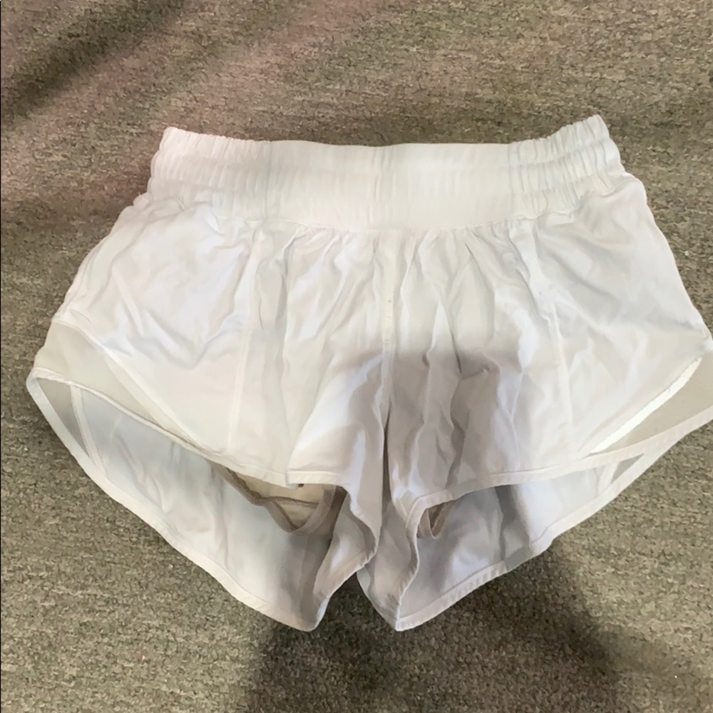Lululemon Hotty Hot Shhort II Size 2 Inseem 2.5